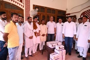 पंजाब 25 अक्टूबर 2023* समाज सेवक सुशील सियाग ने अपनी स्वर्गवासी माता की स्मृति में गौशाला को पंखे भेंट किये