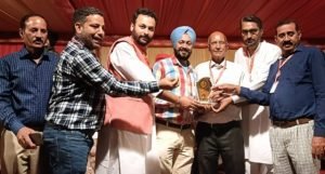 पंजाब 25 अक्टूबर 2023* बार एसोसिएशन के प्रधान लखविंद्र सिंह संधू व पूर्व प्रधान अमनदीप धारीवाल व सैक्ट्री सिकंदर कपूर को दशहरा कमेटी ने सम्मानित किया