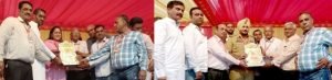 पंजाब 25 अक्टूबर 2023* डीसी सेनू दुग्गल व एसएसपी मनजीत सिंह ढेसी व को अबोहर दशहरा कमेटी ने सम्मानित किया