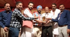 पंजाब 25 अक्टूबर 2023* दशहरा कमेटी द्वारा जर्नलिस्ट एसोसिएशन के प्रधान तेजिंद्र खालसा को सम्मानित किया गया