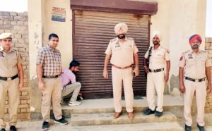 पंजाब 27 अक्टूबर 2023* गांव कुंडल में ड्रग इंस्पैक्टर व थाना प्रभारी ने नशा बेचने वाला मेडीकल को किया सील