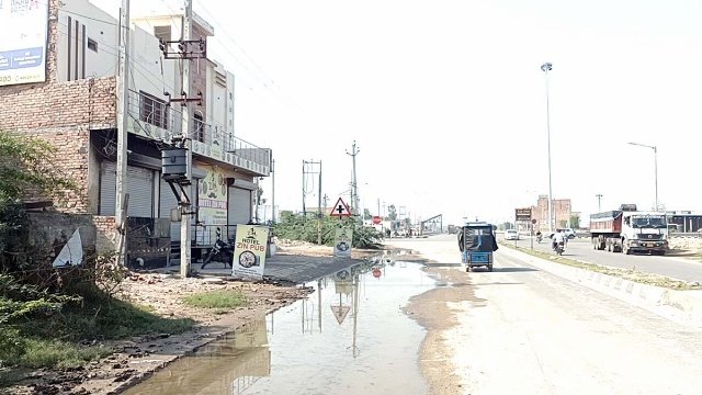 पंजाब 27 अक्टूबर 2023* आलमगढ़ चौक पर पानी जमा होने से लोग परेशान पंजाब 27 अक्टूबर 2023* आलमगढ़ चौक पर पानी जमा होने से लोग परेशान