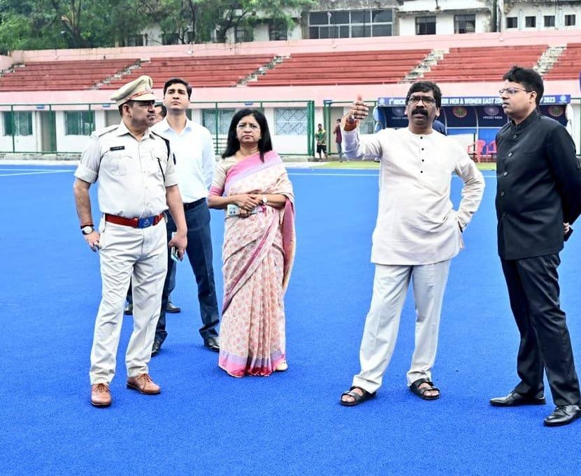 राॅंची02अक्टूबर23*सीएम हेमंत सोरेन ने आज सोमवार को मोरहाबादी स्थित मरांग गोमके जयपाल सिंह मुंडा एस्ट्रोटर्फ स्टेडियम का निरीक्षण किया।