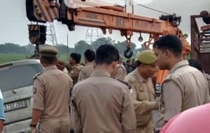 वाराणसी4अक्टूबर23*फूलपुर थाना के करखियाव में आर्टिका कार और ट्रक में भिड़ंत