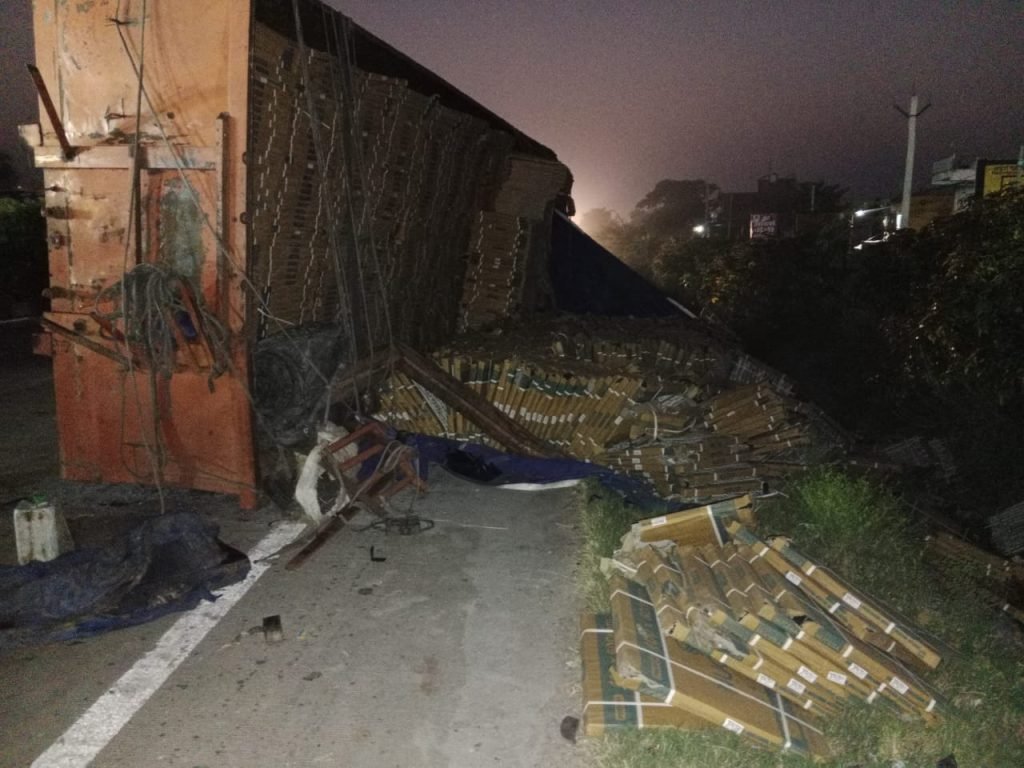 कौशाम्बी07अक्टूबर23*गाय को बचाने में हाइवे पर पलटा ट्रक, चालक व क्लीनर बचे*