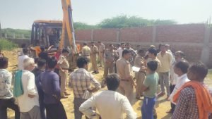 आगरा08अक्टूबर23*जेसीबी से दबाकर लेबर की14 माह की बच्ची की मौके पर ही मौत,