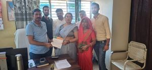 कानपुर देहात09अक्टूबर23*छुलते बिजली के तारो को बदलवाने के लिए शिवराजपुर उपखण्ड अधिकारी को ज्ञापन दिया।