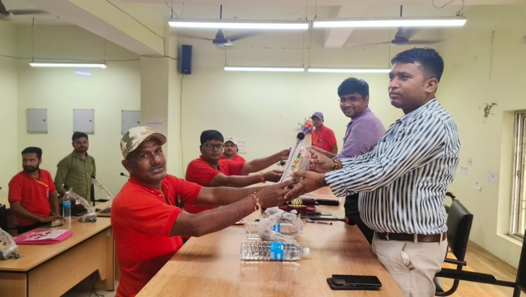 भागलपुर11अक्टूबर23*जगदीशपुर के आपदा मित्रों को सी.ओ एंव बी.डी.ओ. ने अच्छे कार्यों के लिए किया सम्मानित