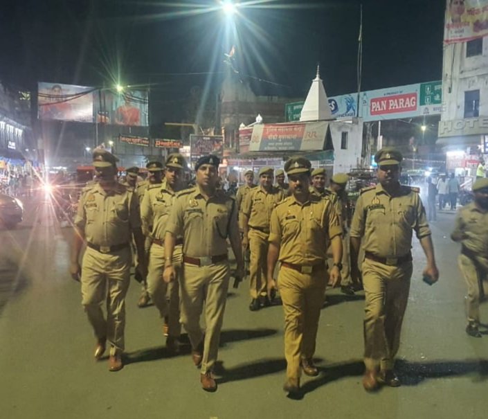 कानपुर12अक्टूबर23*पुलिस कमिश्नरेट कानपुर नगर के सहायक पुलिस आयुक्त, कलक्टरगंज ने पुलिस बल के साथ पैदल गश्त किया।