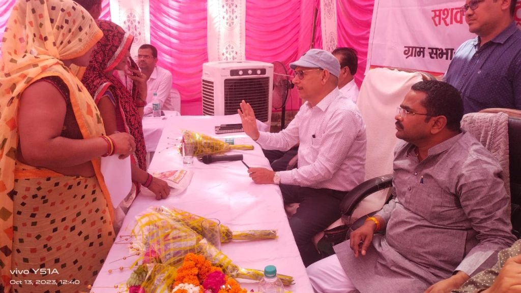 कौशाम्बी13अक्टूबर23*मुख्य विकास अधिकारी ने ग्राम पंचायत-कैमा में चौपाल लगाकर ग्रामवासियों की सुनी समस्यायें*