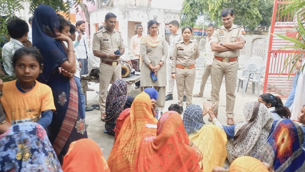 मथुरा17अक्टूबर23*थाना प्रभारी एवम पुलिस टीम ने नारीशक्ति के सम्बंध में महिलाओं को किया प्रेरित