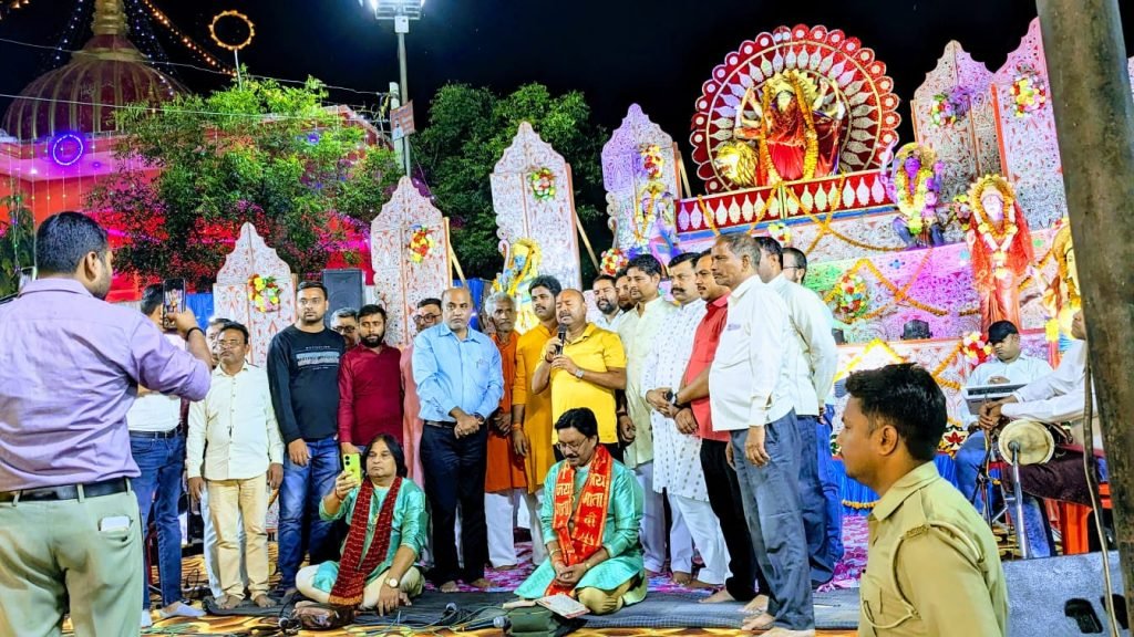 कानपुर19अक्टूबर23*मिश्रिख सांसद अशोक कुमार रावत आज सखरेज आंटी गांव के मां शंखुला मंदिर प्रांगरण में पहुंचकर मां का आशीर्वाद लिया है