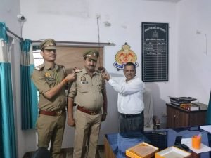 कानपुर नगर20अक्टूबर23*पुरवामीर चौकी में तैनात राकेश पांडेय जी कानपुर नगर के डी सी पी पूर्वी के द्वारा स्टार लगाए गए