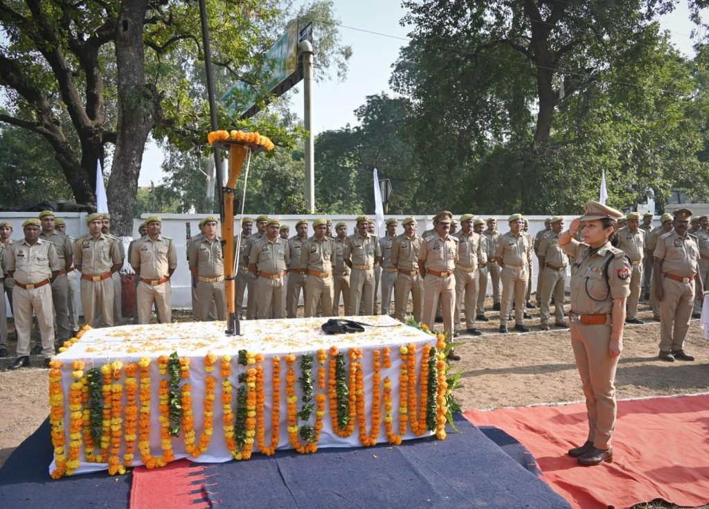 चित्रकूट21अक्टूबर23*शहीद स्मारक पर शहीद पुलिस जवानों को याद कर श्रद्धांजलि दी गयी।