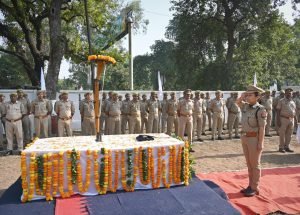 चित्रकूट21अक्टूबर23*शहीद स्मारक पर शहीद पुलिस जवानों को याद कर श्रद्धांजलि दी गयी।