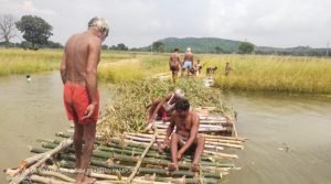 चित्रकूट21अक्टूबर23*ग्रामीणों ने स्वयं रास्ते का निर्माण कर सरकार और प्रशासन की खोली पोल।