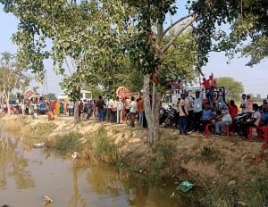 कौशाम्बी25अक्टूबर23*ढोल नगाड़े की धुन पर भक्तों ने किया मां की प्रतिमाएं विसर्जित*