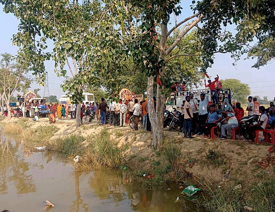 कौशाम्बी25अक्टूबर23*ढोल नगाड़े की धुन पर भक्तों ने किया मां की प्रतिमाएं विसर्जित*