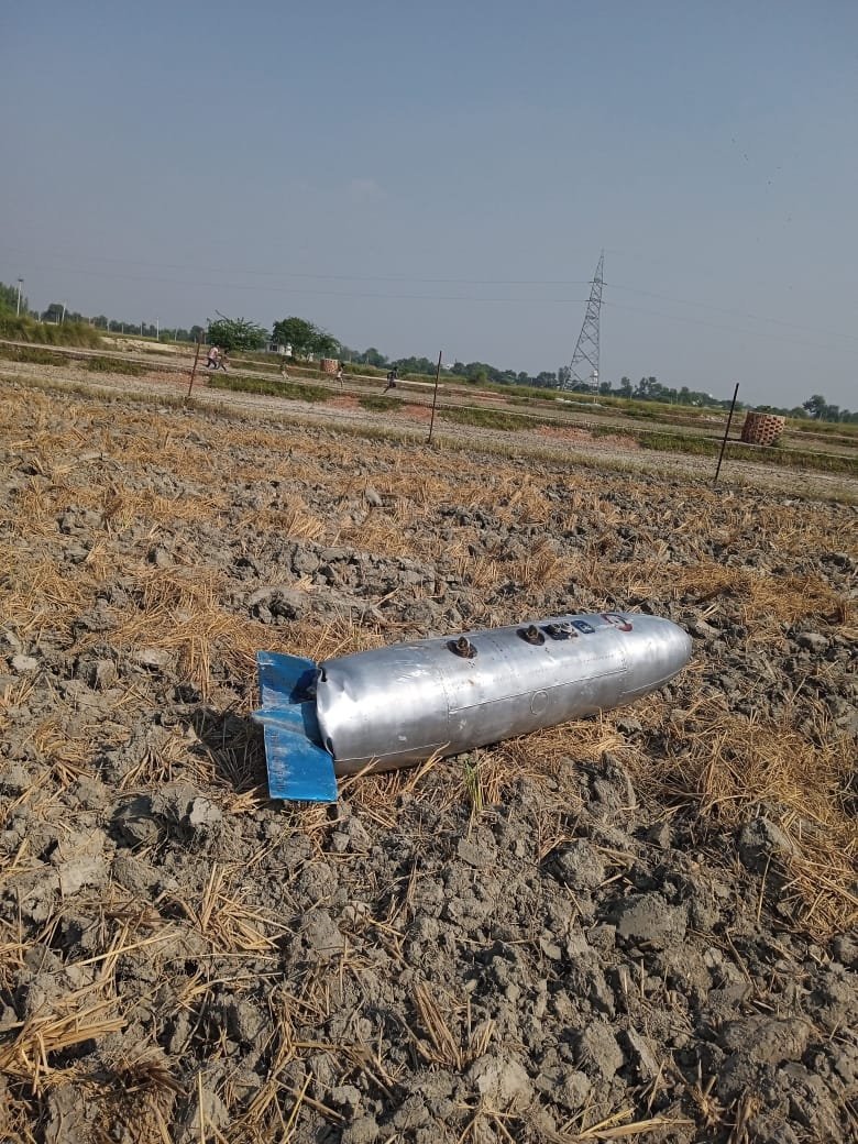 लखनऊ25अक्टूबर23*एयरफोर्स के विमान से 2 फ्यूल टैंक जमीन पर गिरे लखनऊ25अक्टूबर23*एयरफोर्स के विमान से 2 फ्यूल टैंक जमीन पर गिरे