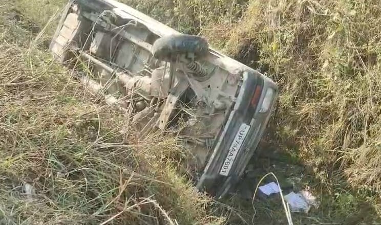 *इटावा*26अक्टूबर23*15 बच्चों से भरी स्कूली वैन पलटी *इटावा*26अक्टूबर23*15 बच्चों से भरी स्कूली वैन पलटी