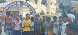 हाथरस27अक्टूबर23* बीच सड़क पर खड़े वाहन को हटाने को लेकर सफाई कर्मचारियों के साथ की मारपीट।