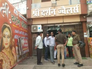 कानपुर नगर29अक्टूबर23*बर्रा थाना क्षेत्र के श्री दर्शन ज्वेलर्स में चोरी करते हुए पकड़ी गई दो महिलाएं*