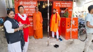 कानपुर नगर29अक्टूबर23*नौबस्ता चौराहे पर उस्मानपुर चौकी के बगल में बना हनुमान मंदिर विवाद के घेरे में।