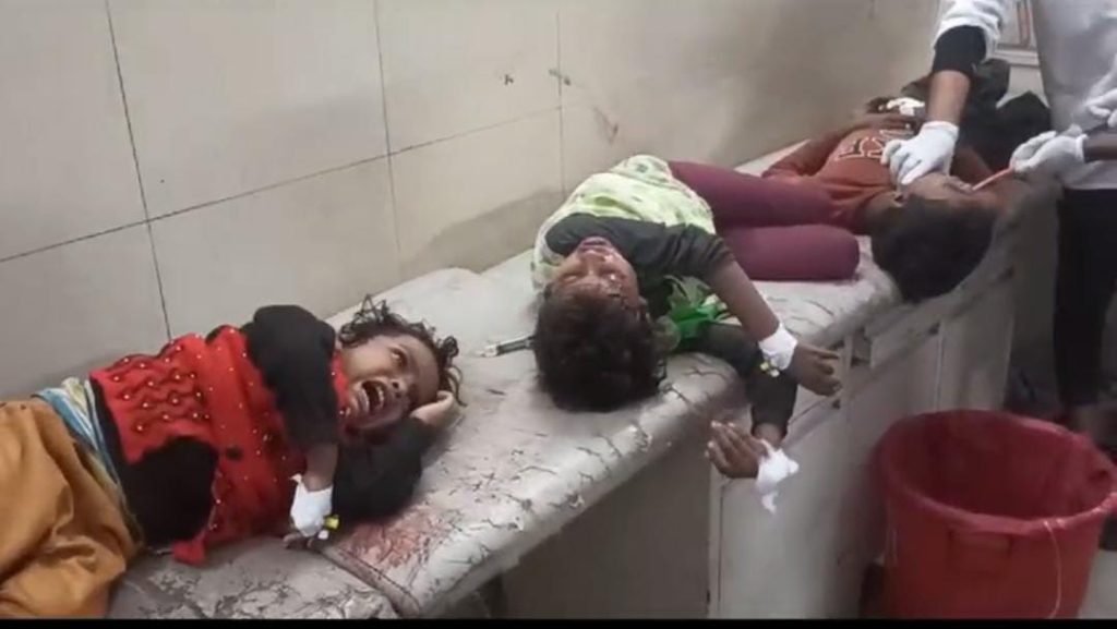 बहराइच29अक्टूबर23*प्रेमी के साथ पत्नी के भागने पर पति ने तीन मासूम बच्चों को जहर खिलाकर खुद भी जहर खाया। बहराइच29अक्टूबर23*प्रेमी के साथ पत्नी के भागने पर पति ने तीन मासूम बच्चों को जहर खिलाकर खुद भी जहर खाया।