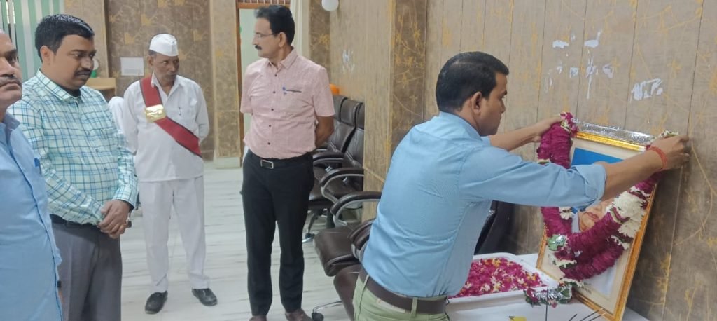 कौशाम्बी31अक्टूबर23*सरदार वल्लभ भाई पटेल के चित्र पर माल्यार्पण कर डीएम ने अर्पित किया श्रद्धासुमन* कौशाम्बी31अक्टूबर23*सरदार वल्लभ भाई पटेल के चित्र पर माल्यार्पण कर डीएम ने अर्पित किया श्रद्धासुमन*