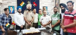 पंजाब 04 अक्टूबर 2023* अबोहर जर्नलिस्ट एसोसिएशन ने डीएसपी बल्लुआना अवतार सिंह का जन्मदिन उनके कार्यालय में मनाया