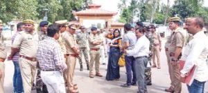 बहराइच04अक्टूबर2023*डी एम व एस पी ने भारत-नेपाल सीमावर्ती क्षेत्र का भ्रमण किया।