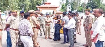 बहराइच04अक्टूबर2023*डी एम व एस पी ने भारत-नेपाल सीमावर्ती क्षेत्र का भ्रमण किया। बहराइच04अक्टूबर2023*डी एम व एस पी ने भारत-नेपाल सीमावर्ती क्षेत्र का भ्रमण किया।