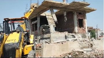 मथुरा05अक्टूबर23*नगर आयुक्त शशांक चौधरी ने चलाया अतिक्रमण हटाओ अभियान