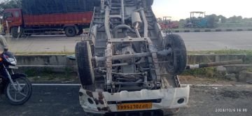 कौशाम्बी05अक्टूबर23*ककोढा बार्डर के नजदीक पी कप एक्सीडेंट में बाल बाल बचे दो युवक*