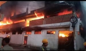 कानपुर नगर06अक्टूबर2023*देर रात कपड़ा गोदाम में लगी भीषण आग*
