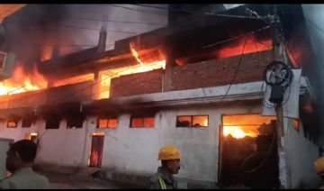 कानपुर नगर06अक्टूबर2023*देर रात कपड़ा गोदाम में लगी भीषण आग*