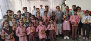 कानपुर06अक्टूबर23*जिला जज द्वारा निबंध व चित्रकला प्रतियोगिता के विद्यार्थियों को पुरस्कार देकर किया गया सम्मानित*