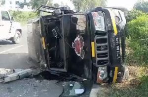 लखनऊ*11अक्टूबर23*फौजी ढाबे के पास अनियंत्रित होकर पलटी PRV*