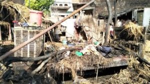 हसनपुर चांद खां अज्ञात कारणों से झोपड़ी में लगी आग,