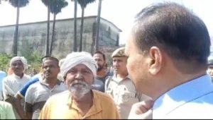 बाराबंकी12अक्टूबर23*शव जलाने को लेकर प्रशासन से रोक पर आक्रोश