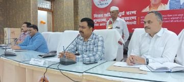 कौशाम्बी14अक्टूबर23*जिलाधिकारी ने सभी उप जिलाधिकारियों, तहसीलदारों एवं ई0ओ0 के साथ की बैठक*