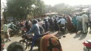 कौशाम्बी16अक्टूबर23*नदी में दो बालक के डूबने के बाद आक्रोशित परिजनों ने किया चक्का जाम*