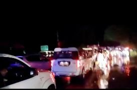 बाराबंकी16अक्टूबर23*तेज आंधी-तूफान में सड़क पर गिरा भारी पेड़*