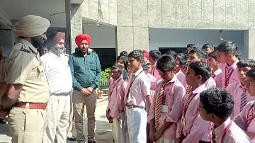 पंजाब 17 अक्टूबर 2023* सांझ केंद्र में पुलिस ने स्कूली बच्चों को थानों संबंधी जानकारी दी