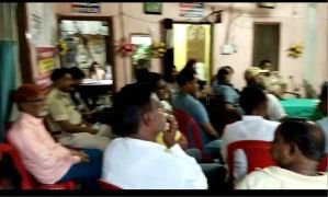 भागलपुर17अक्टूबर23*दुर्गा पूजा को त्यौहार को लेकर मोजाहिदपुर थाना के प्रांगण में शांति समिति की बैठक हुई।