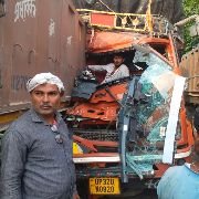 अयोध्या18अक्टूबर23*खराब खड़े ट्राला में पीछे से डीसीएम ने मारी टक्कर