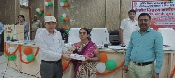 कौशाम्बी18अक्टूबर23*परिषदीय विद्यालयों के शिक्षक शिक्षिकाओं को डीएम ने किया टैबलेट वितरित*