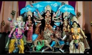 भागलपुर21अक्टूबर23*मां दुर्गा को अपने पिंडी स्थान पर पूजा अर्चना आरती के साथ स्थापित कर प्रसाद वितरण किया गया।