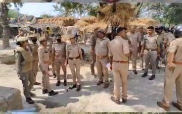 कौशाम्बी22अक्टूबर23*त्योहारों के मद्देनजर पुलिस अधीक्षक ने शान्ति व्यवस्था बनाये रखने के लिए पैदल गश्त किया।