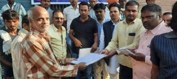 अयोध्या22अक्टूबर23*सोसायटी द्वारा रोजमर्रा मजदूरों को वितरण की गई मर्दाना धोती